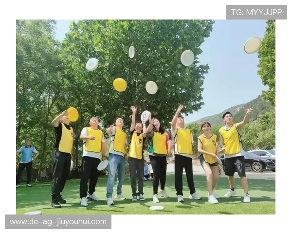 足球训练中11人围圈配合练习 提升团队默契与技战术意识